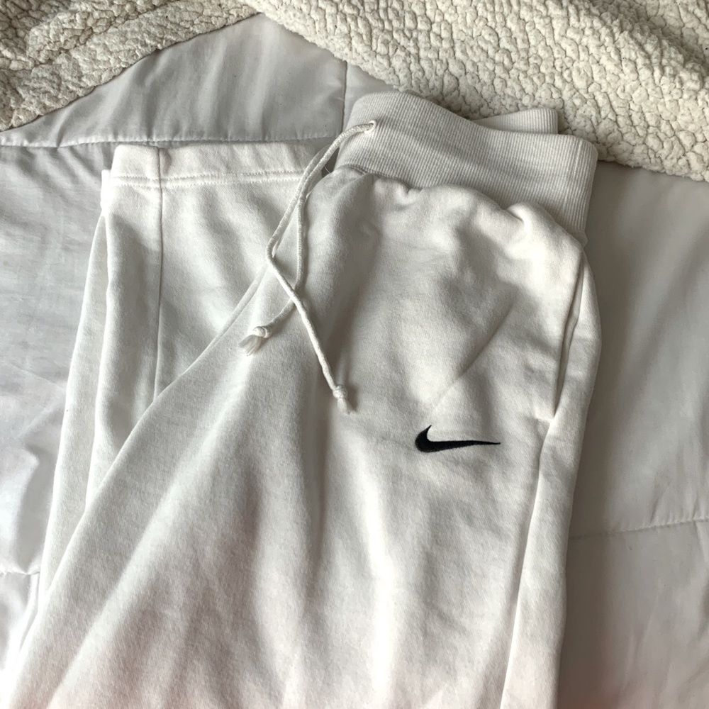 white nike sweatpants